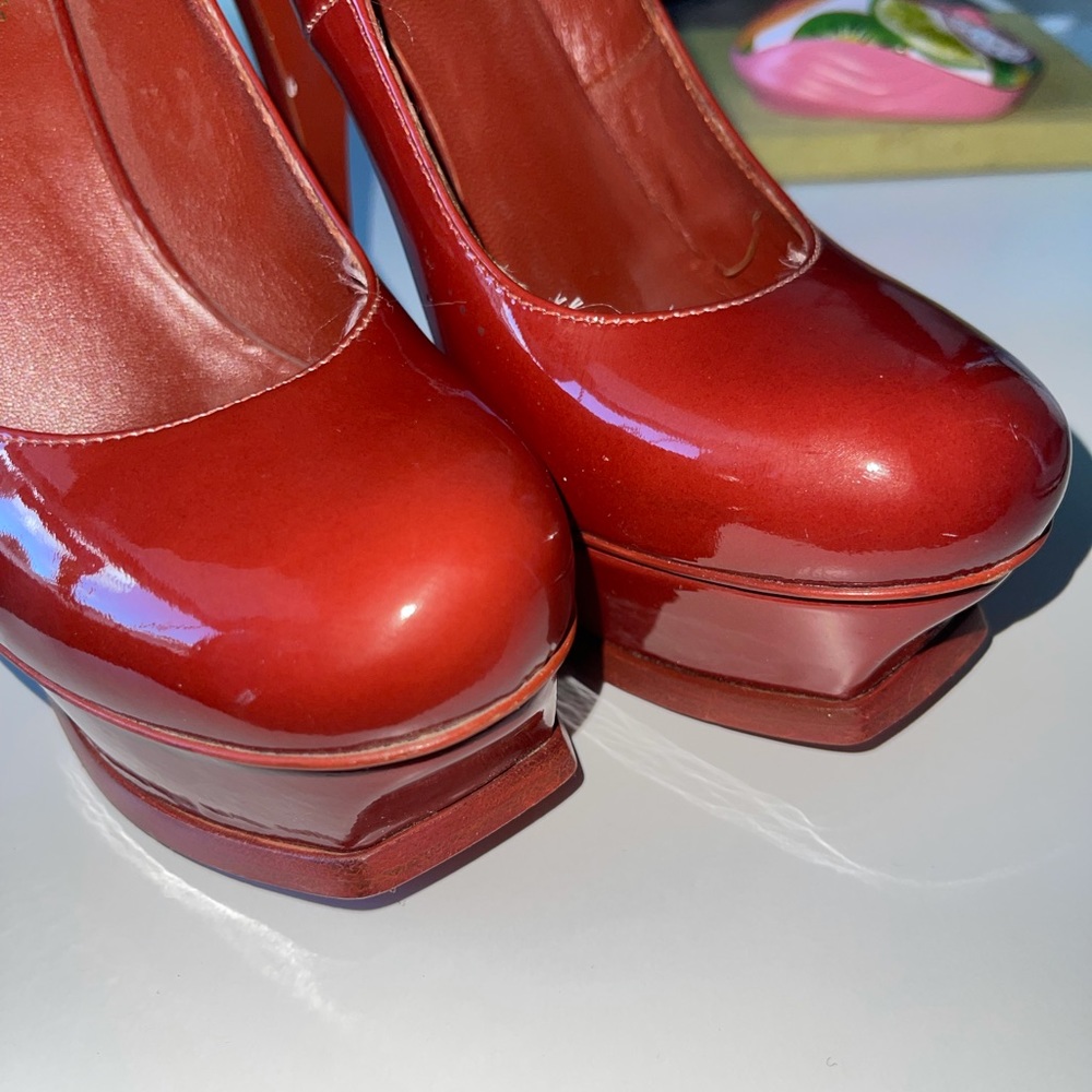 RED - Yves Saint Laurent Tribute 105 Pumps